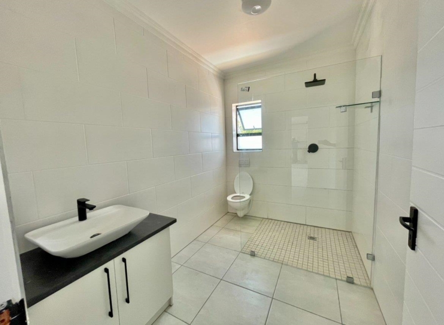 5 Bedroom Property for Sale in Wavecrest Eastern Cape